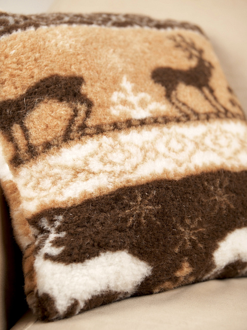 Подушка декоративная меховая из верблюжьей шерсти, рисунок Олени 